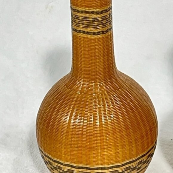 Two Vintage Chinese blanc de chine porcelain bud vases with fine basket overlay - Picture 2 of 9